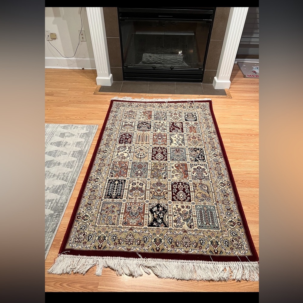 Two identical carpets - Picture 2 of 6